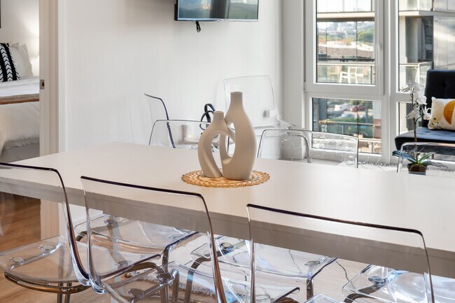 Foto del edificio - Central 4BR Apartment – Modern Living in Chicago