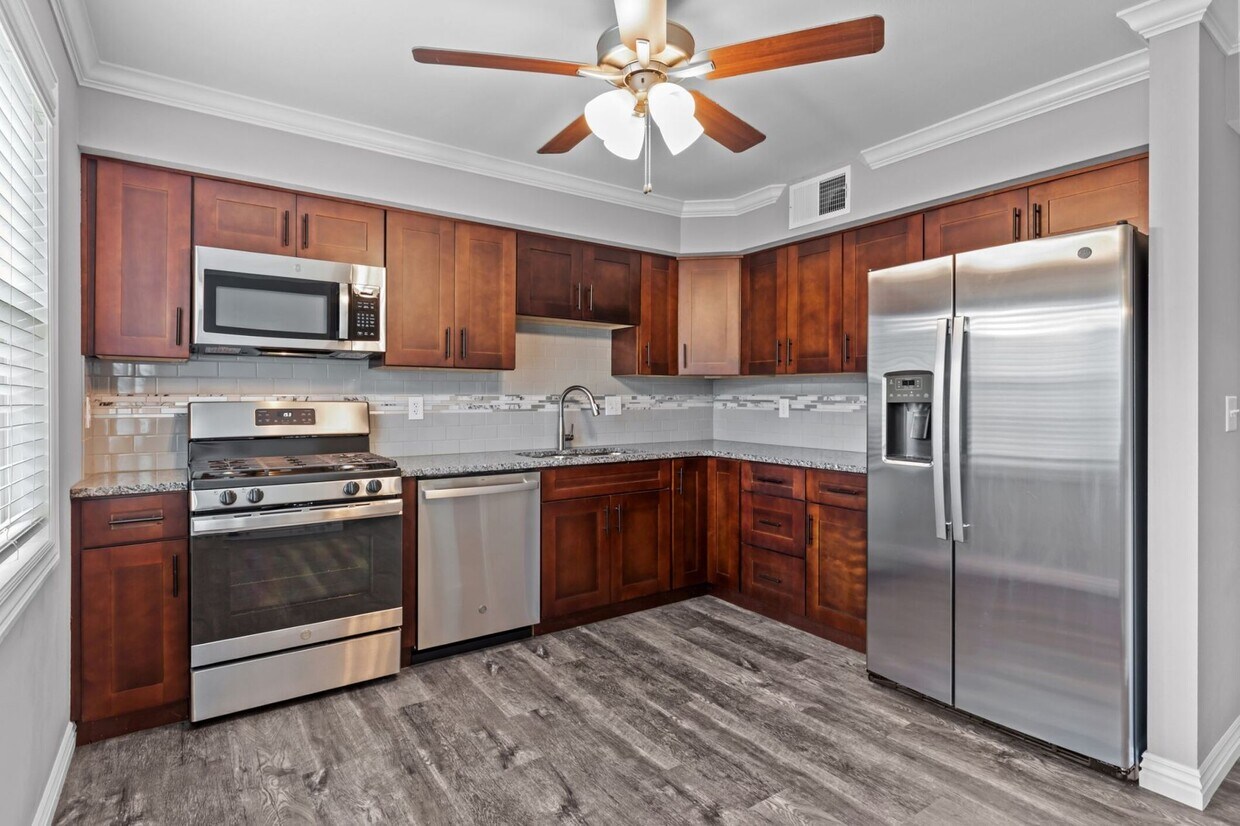 Foto principal - Newly Renovated 2 Bed, 1.5 Bath Townhome!