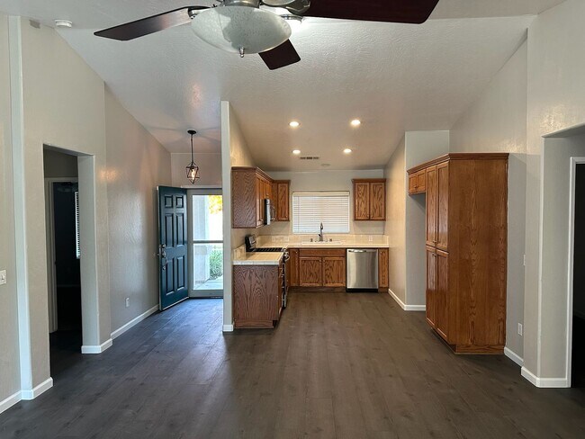Foto del edificio - 1015 W Westmont Ct