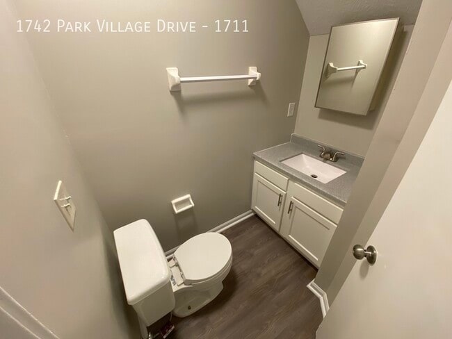 Building Photo - Beautiful Townhome 2 Bed 2.5 Bath!
