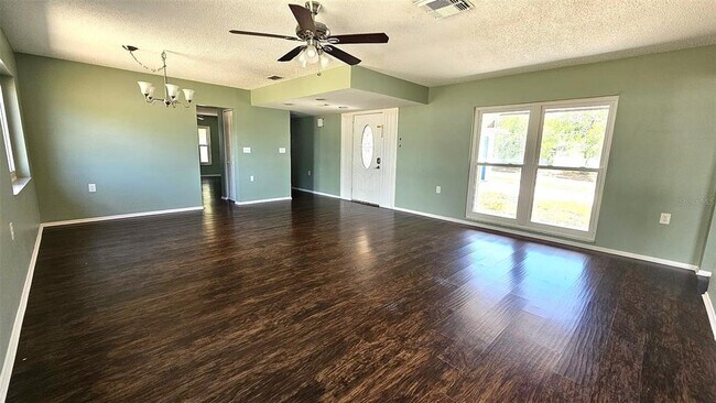 Foto del edificio - 1524 Newhope Rd