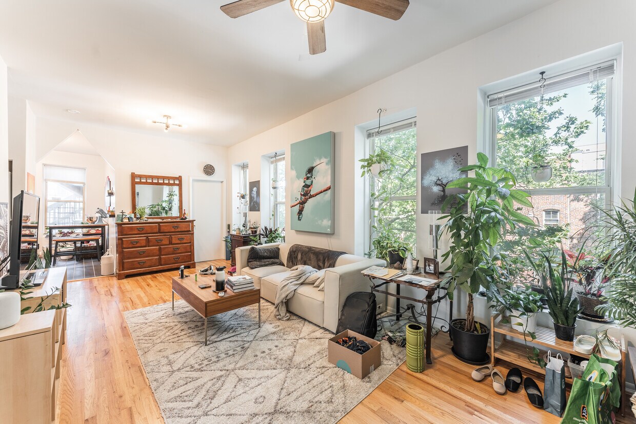 Foto principal - 2732 W Chicago Ave