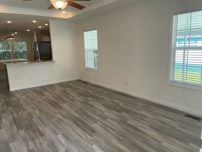 Building Photo - 150 Spring Dr