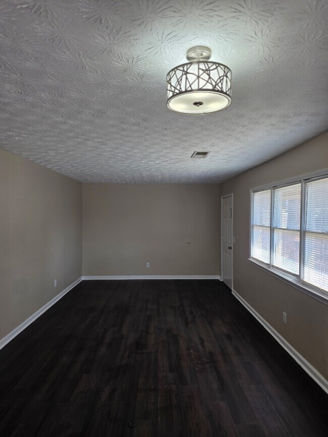 Building Photo - 4420 Lynn Dr