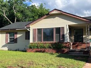 Building Photo - 928 N Locust Ln