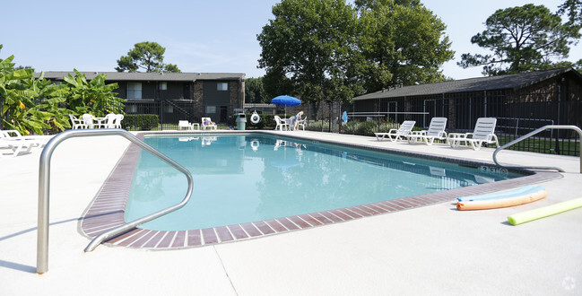 Piscina - Pinewoods Apartments