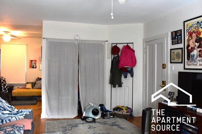 Building Photo - 3843 N Greenview Ave