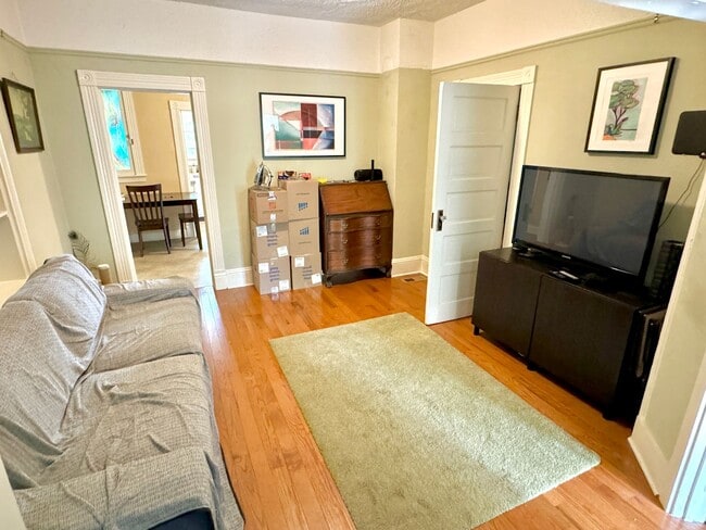 Building Photo - Kerns / Laurelhurst Area Bungalow with Fen...