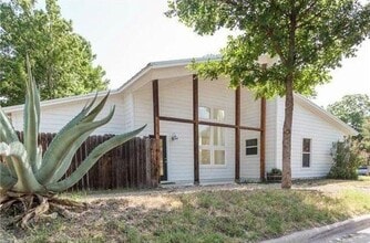 Building Photo - 5500 Duval St