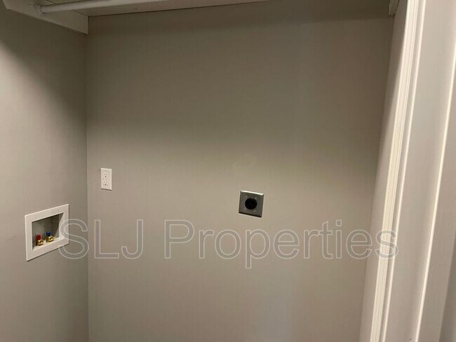 Foto del edificio - 501 E 8th St