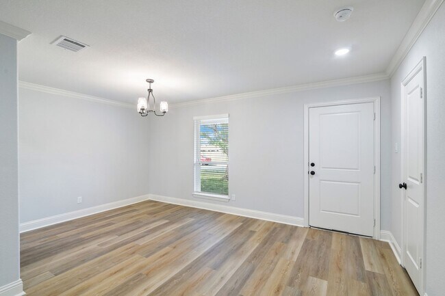 Building Photo - GORGEOUS 3 BEDROOM HOME LOCATED IN BEDFORD...