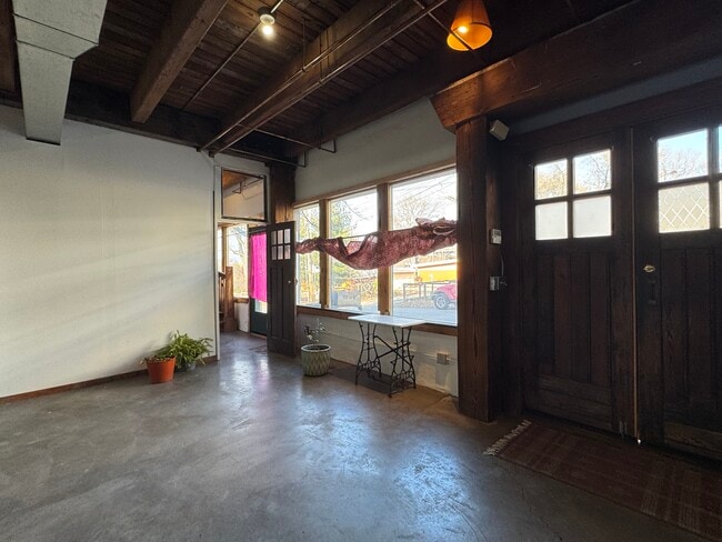 Building Photo - 915 W 16th St