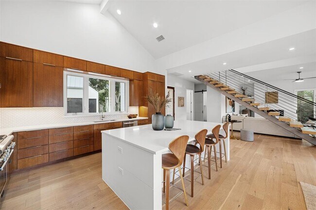 Foto del edificio - 5001 Shoal Creek Blvd