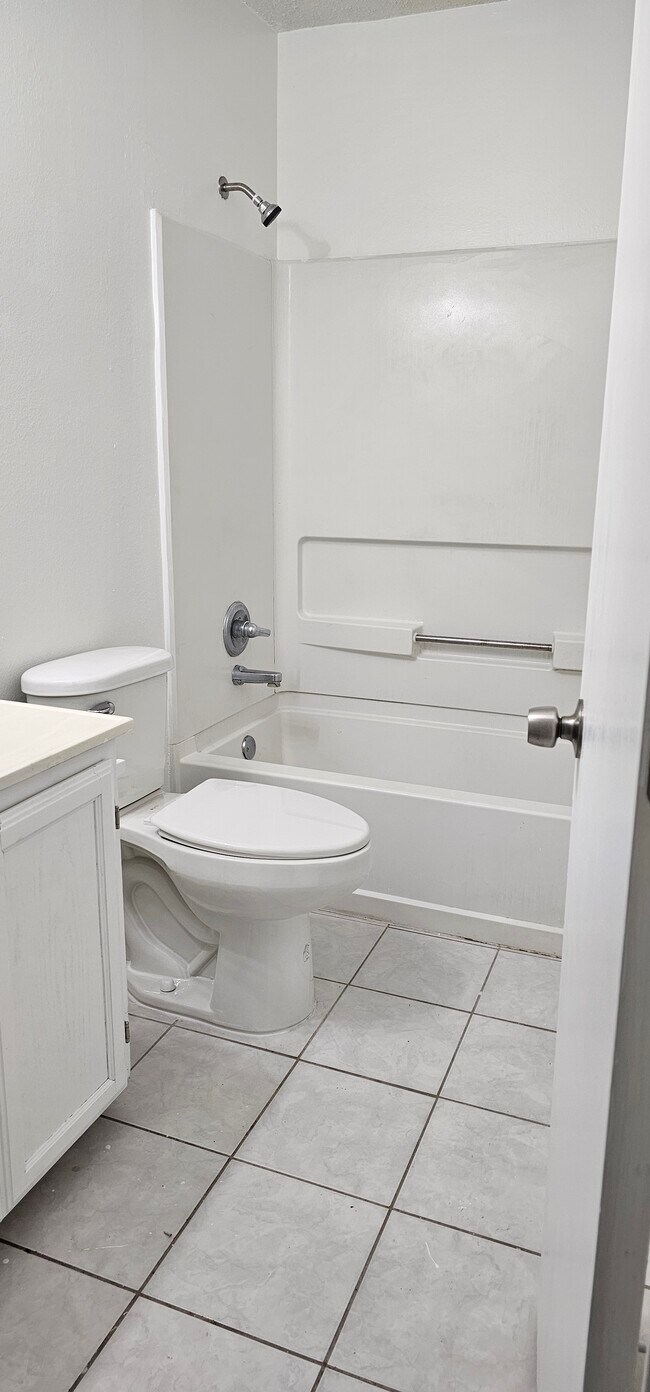 baño de la sala de estar - 3308 Ivy Ave