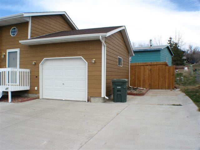 Building Photo - 4 BED | 2 BATH | SINGLE GARAGE | RAPID VALLEY