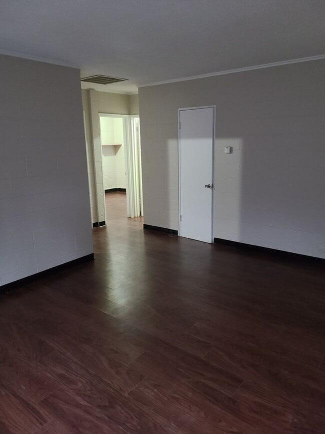 Building Photo - Spacious 2BR/1BA located on the west side of Indy close to downtown