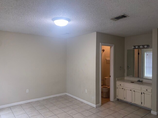 Foto del edificio - 1134-1136 Willow Creek Dr