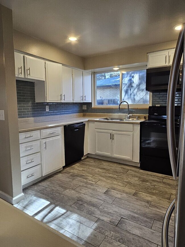 Building Photo - 1371 Xanadu St