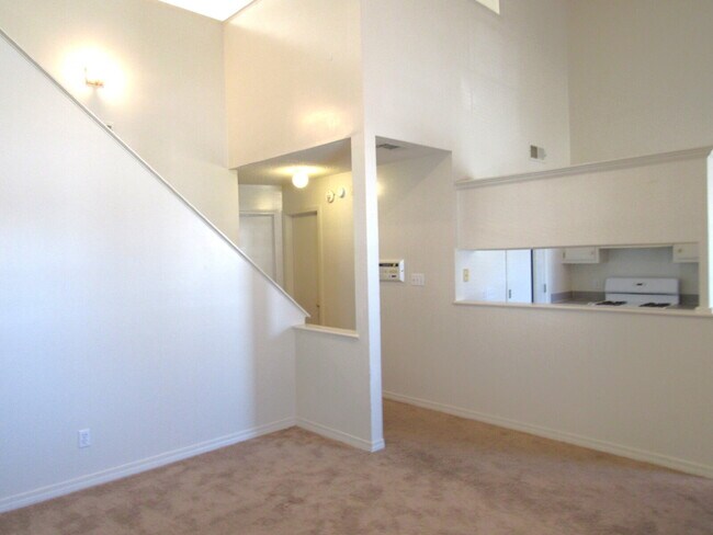 Foto del edificio - Spacious 2-Story Home with Fenced Yard and...