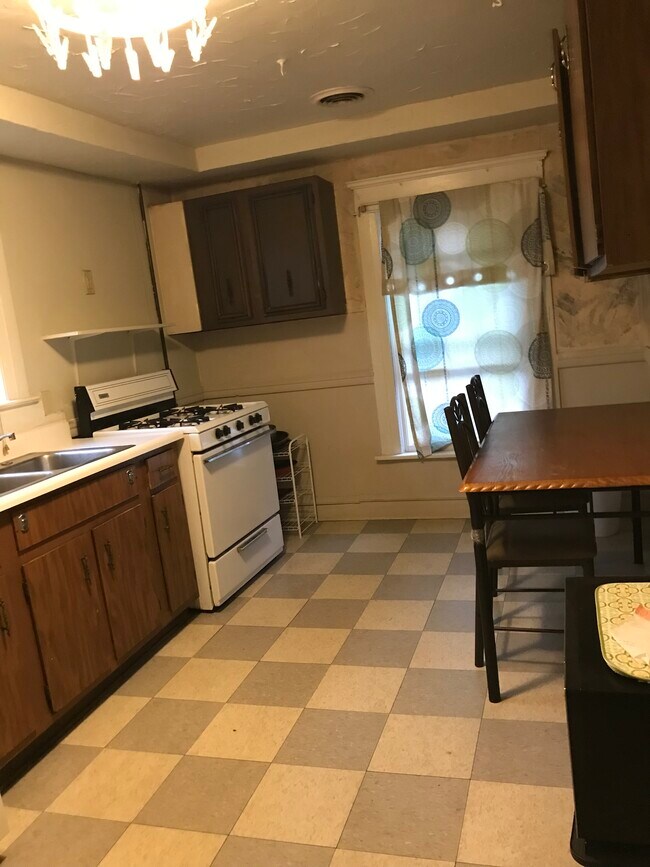 Kitchen - 1319 Jerome St