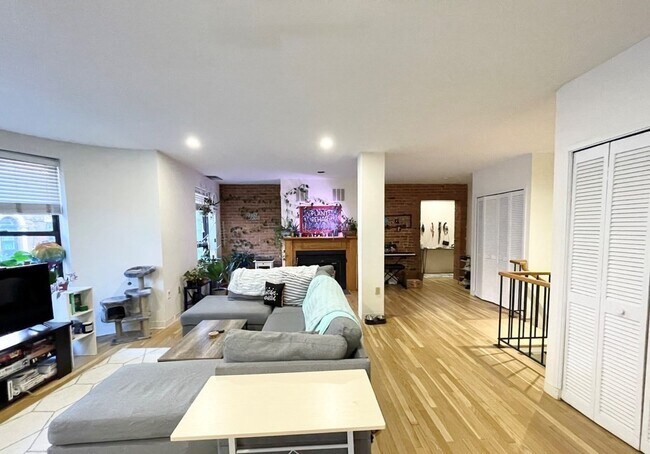 Building Photo - 96 Gainsborough St