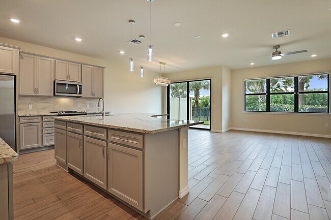 Building Photo - 8167 Cadre Noir Rd
