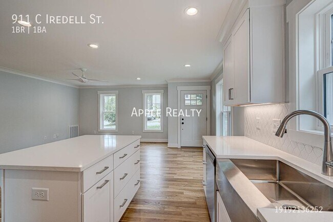 Foto del edificio - 911 Iredell St