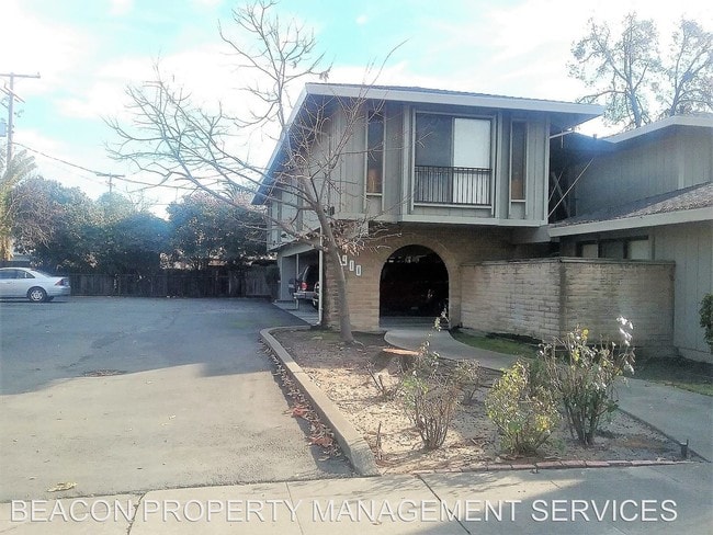 Building Photo - 900 N Pleasant Ave