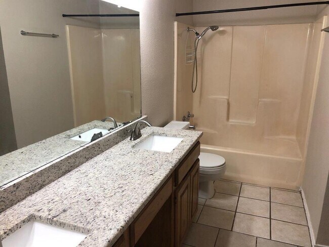 Foto del edificio - 2832 Shady Brook Dr