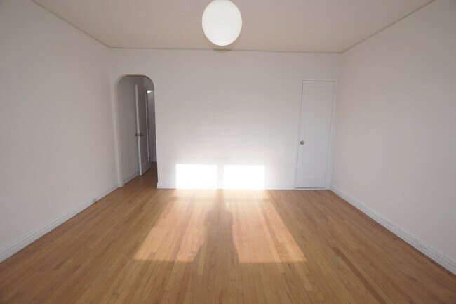 Foto del edificio - 4300 Broadway