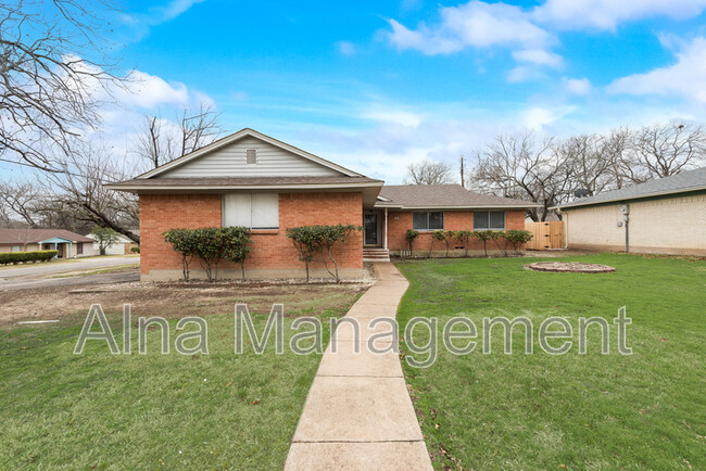 Building Photo - 302 Linkcrest Dr