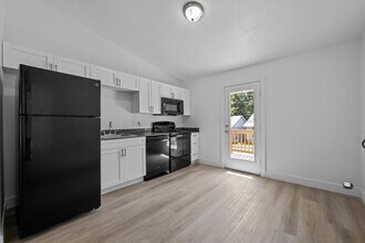 Building Photo - 2250 Magnolia Cir