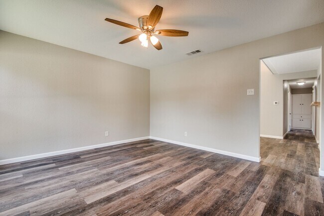 Foto del edificio - Modern Home in Irving with Spacious Backyard