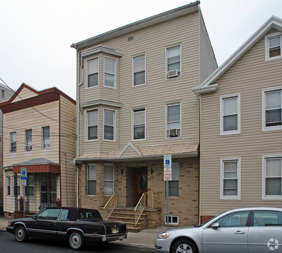 Building Photo - 121 Prospect St