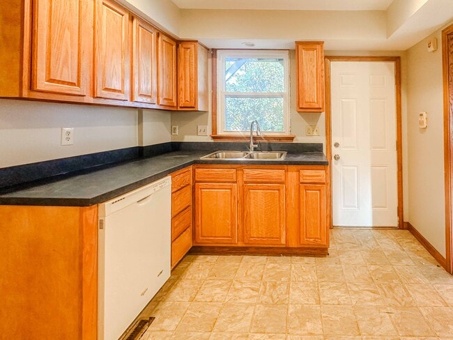 Building Photo - 4044 Asbury Dr