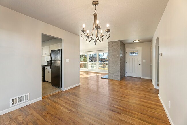 Building Photo - 6216 Robertson Dr