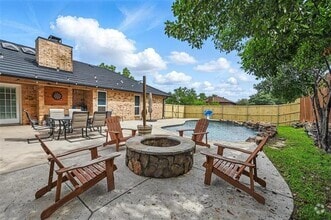 Building Photo - 8701 Canyon Crest Rd