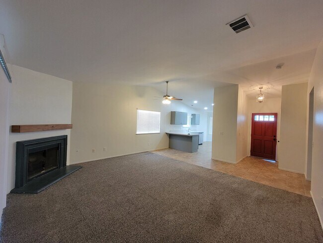 Foto del edificio - 3 Bedroom 2 Bathroom in NW Visalia with Yard Care!