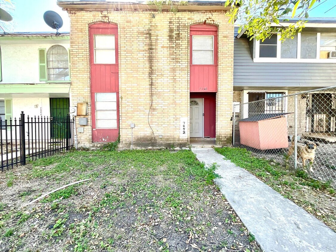 Foto principal - Available NOW! Prime Location 3-Bedroom, 2...