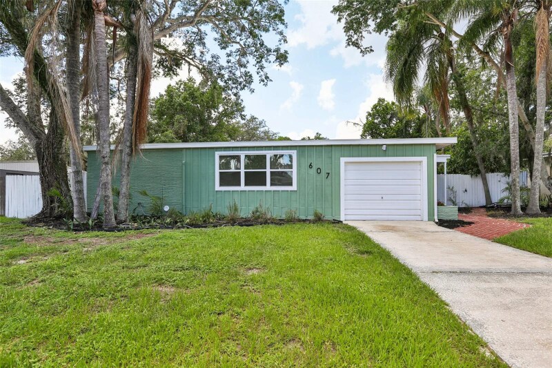 Foto principal - 607 E River Dr