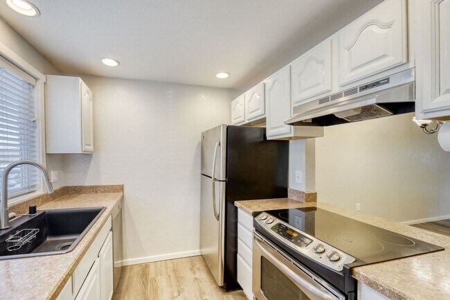 Foto del edificio - Updated and Well-Equipped 2 Bedroom 1.5 Bath Lynnwood Townhouse!