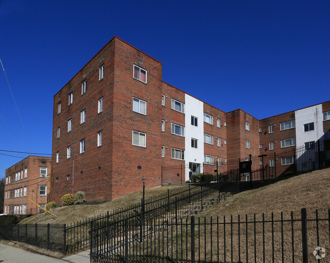 Building Photo - 10 Halley Pl SE