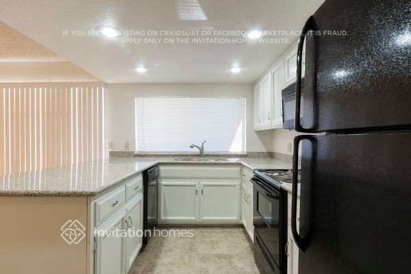 Building Photo - 1129 E Hampton Cir