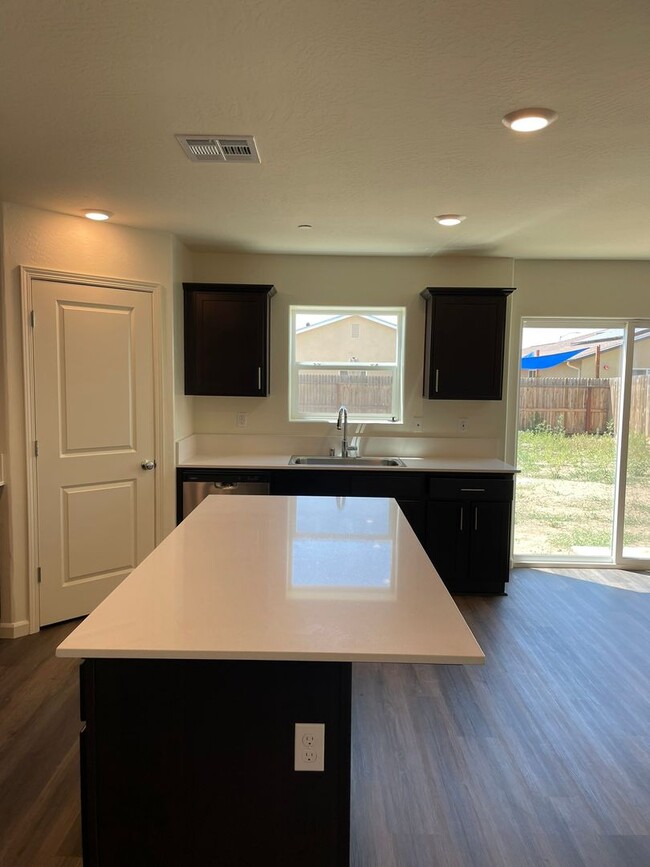 Foto del edificio - Beautiful New Home – Ready for Immediate M...
