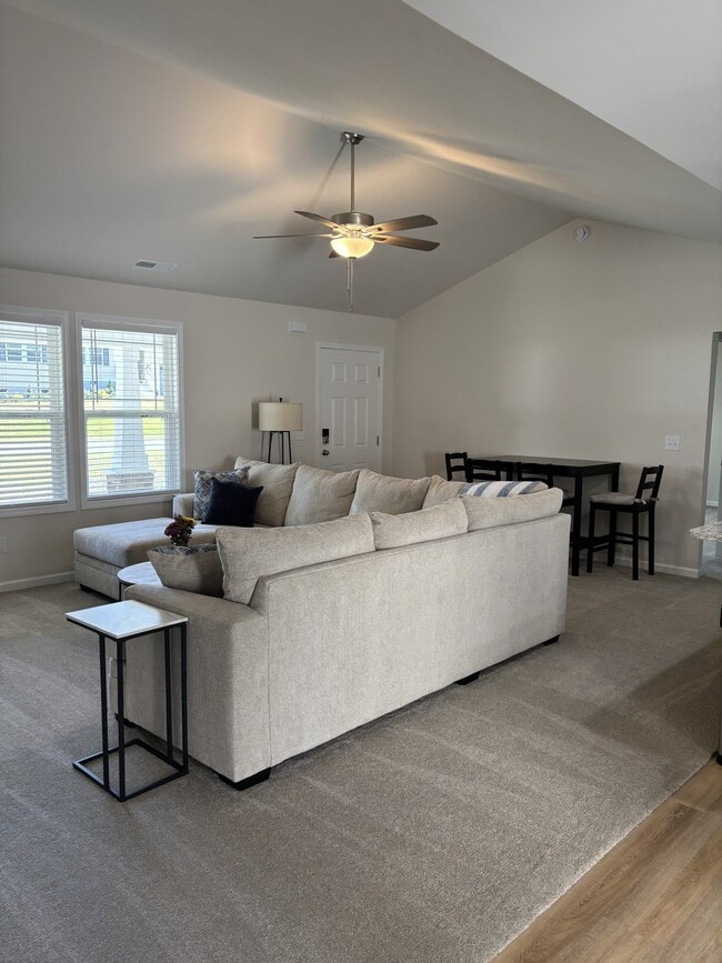 Building Photo - 49 Hydrangea Ln