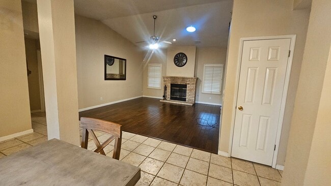 Building Photo - Great NW home with POOL & SOLAR!