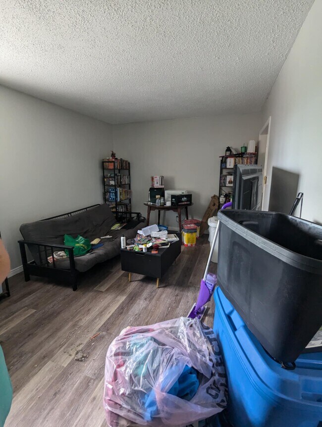 Photo du bâtiment - Specious Upper Level Unit