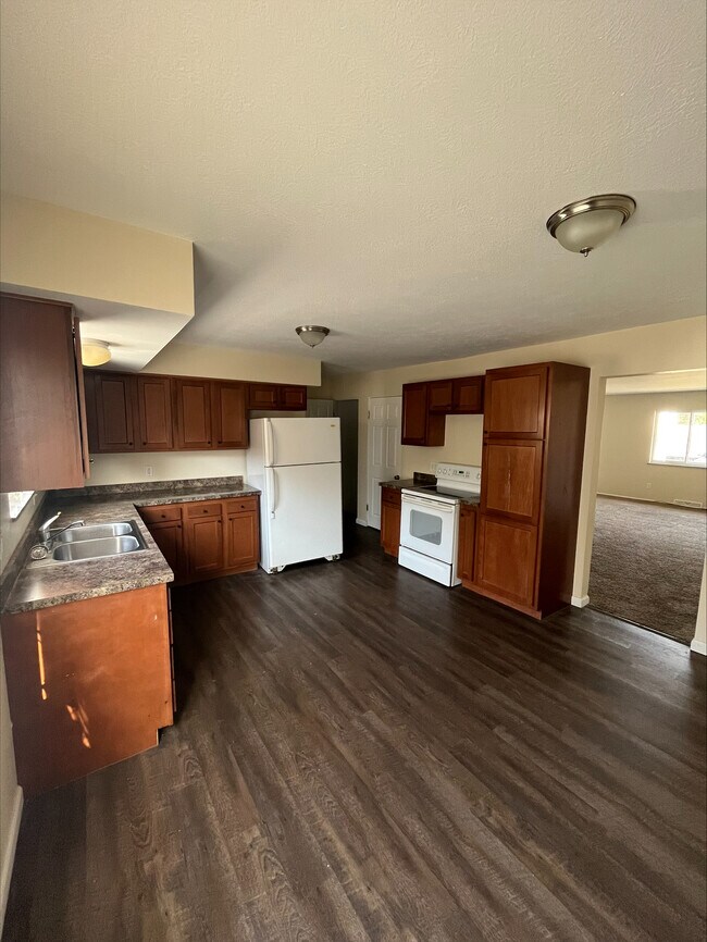 Building Photo - 628 Treeside Dr