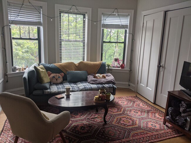 Building Photo - 1952 W Wilson Ave