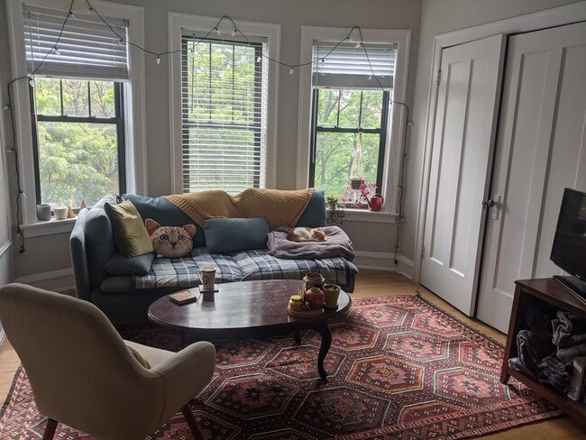 Building Photo - 1952 W Wilson Ave